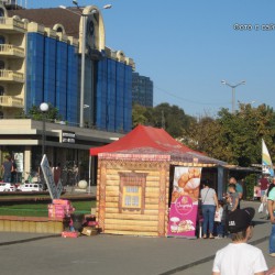 Народные гуляняя по набережной в День города